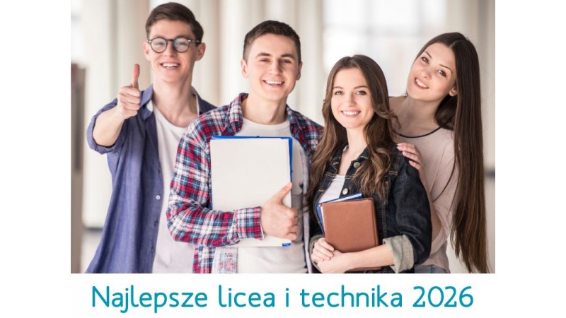 Czworo młodych ludzi stoi razem w jasnym wnętrzu szkoły. Uśmiechają się i patrzą w stronę aparatu. Trzy osoby trzymają zeszyty lub książki, jedna pokazuje kciuk w górę. Na dole grafiki widoczny jest napis: „Najlepsze licea i technika 2026”.